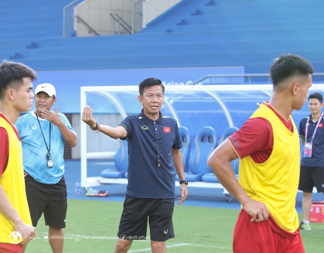 Tin nóng bóng đá Việt 29/3: HLV U23 Việt Nam không gặp áp lực, CLB Quảng Nam chiêu mộ Việt kiều - Ảnh 2.