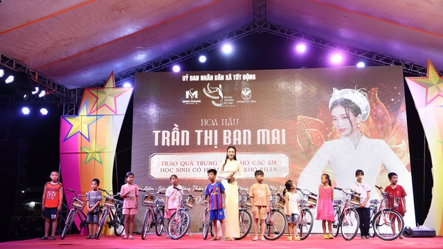 Hoa hậu Ban Mai mang Tết Trung thu đến cho trẻ em ở Chương Mỹ - Hà Nội