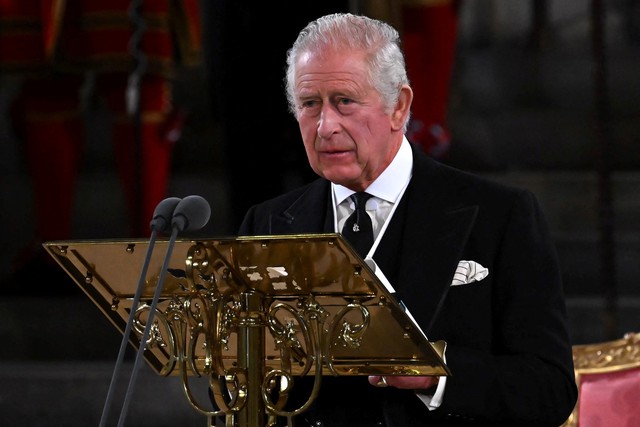 Vua Charles III cảm ơn tình cảm công chúng dành cho Hoàng gia Anh - Ảnh 1.