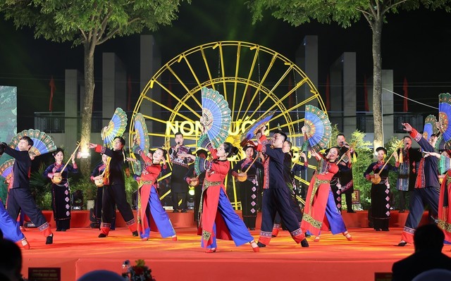 Thủ tướng Phạm Minh Chính đón năm mới 2024 cùng nhân dân Cao Bằng - Ảnh 5.