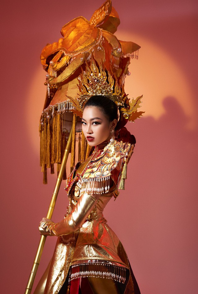 Đoàn Thu Thủy trình diễn trang phục dân tộc &quot;Lưỡng Nghê Chầu&quot; tại Miss Global 2023 - Ảnh 3.
