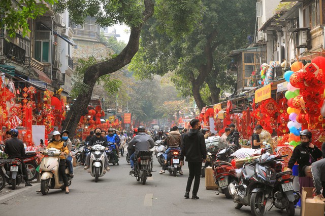 Phố Hàng Mã rực đỏ đón Tết Nguyên đán Giáp Thìn  - Ảnh 4.