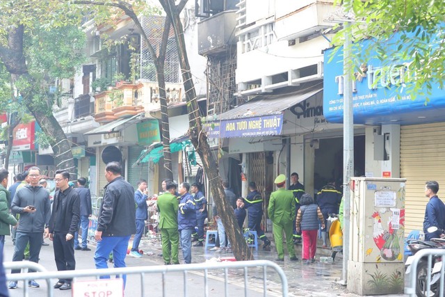 Vụ cháy tại phố Hàng Lược, Hà Nội: Chủ tịch UBND thành phố chỉ đạo khẩn trương khắc phục hậu quả - Ảnh 1.