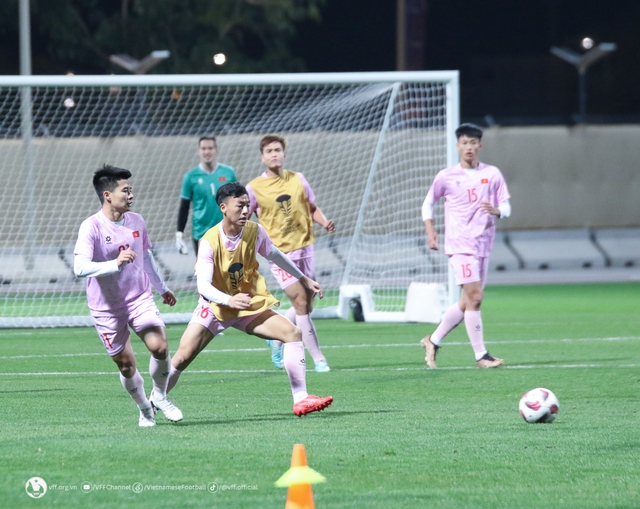 Tin nóng bóng đá Việt 18/1: Xuân Trường kể chuyện ở Arsenal, báo Indonesia dè chừng 3 cầu thủ Việt Nam - Ảnh 4.