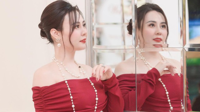 "Hoa hậu 2 nhiệm kỳ" Phan Kim Oanh tất bật những ngày trước Tết