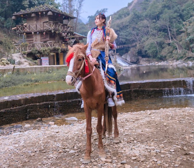 ‘Kiều nữ 10X Mông Cổ’ giỏi cưỡi ngựa, bắn cung, là tài năng trẻ triển vọng hàng đầu của bóng chuyền nữ Việt Nam - Ảnh 4.