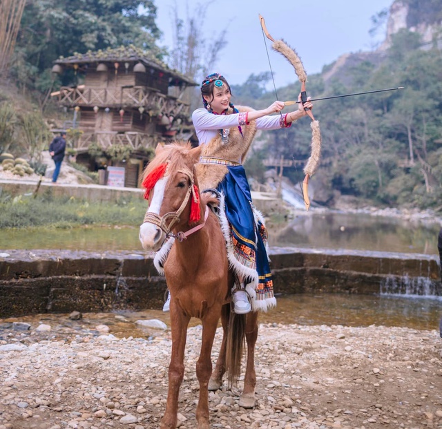 ‘Kiều nữ 10X Mông Cổ’ giỏi cưỡi ngựa, bắn cung, là tài năng trẻ triển vọng hàng đầu của bóng chuyền nữ Việt Nam - Ảnh 3.