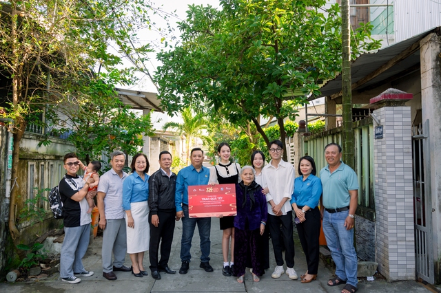 Hai nàng hậu &quot;xứ Quảng&quot; Tiểu Vy và Thanh Thuỷ chung tay giúp đỡ người lao động dịp Tết Giáp Thìn - Ảnh 3.