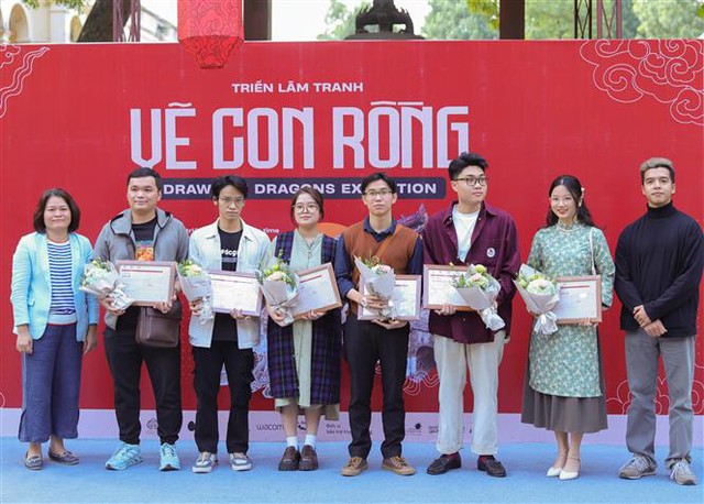 Đến Văn Miếu-Quốc Tử Giám và Hoàng Thành Thăng Long ngắm linh vật Rồng của các họa sỹ trẻ - Ảnh 1.