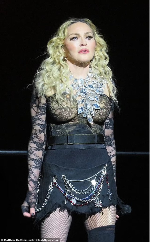 Madonna was sued by fans for causing a lot of damage when her performance was delayed for up to 2 hours - Photo 1.