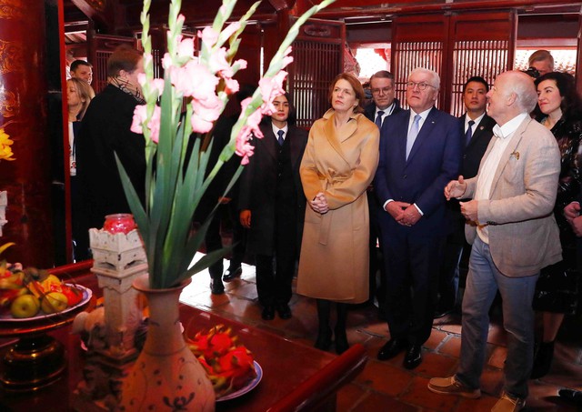 Tổng thống CHLB Đức Frank-Walter Steinmeier và Phu nhân tham quan khu di tích lịch sử Văn Miếu - Quốc Tử Giám - Ảnh 4.