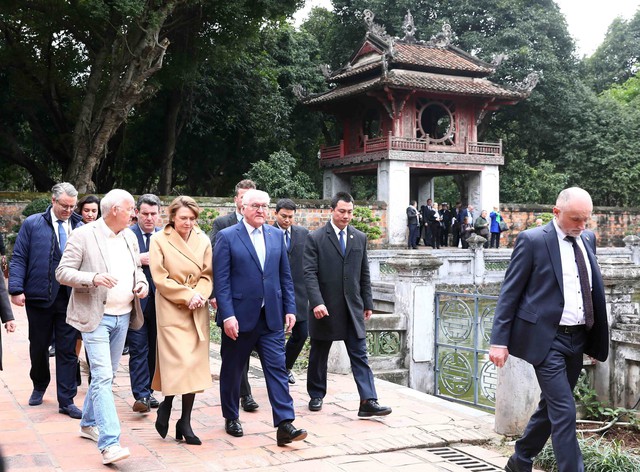 Tổng thống CHLB Đức Frank-Walter Steinmeier và Phu nhân tham quan khu di tích lịch sử Văn Miếu - Quốc Tử Giám - Ảnh 2.
