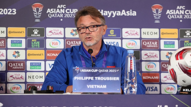 HLV Troussier: ‘Tôi sẽ chiến đấu vì công việc của mình’