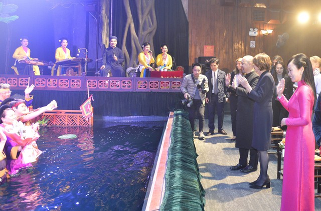 Phu nhân Chủ tịch nước và Phu nhân Tổng thống Đức thưởng thức múa rối nước - Ảnh 4.