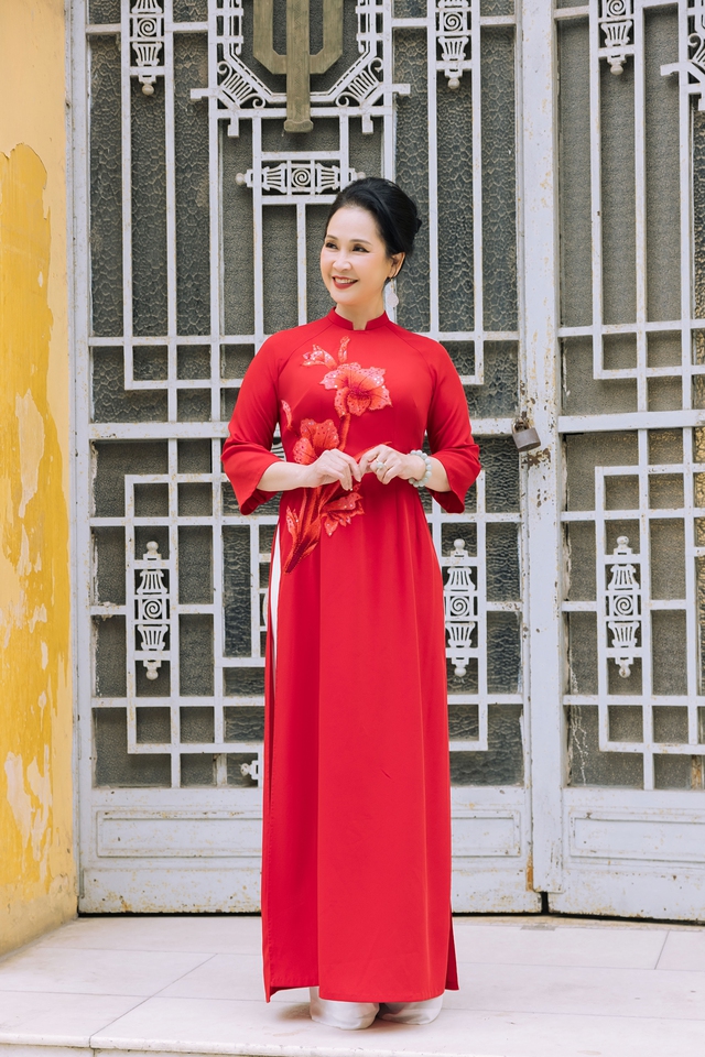 NSND Lan Hương đằm thắm, sang trọng trong những thiết kế áo dài truyền thống  - Ảnh 7.