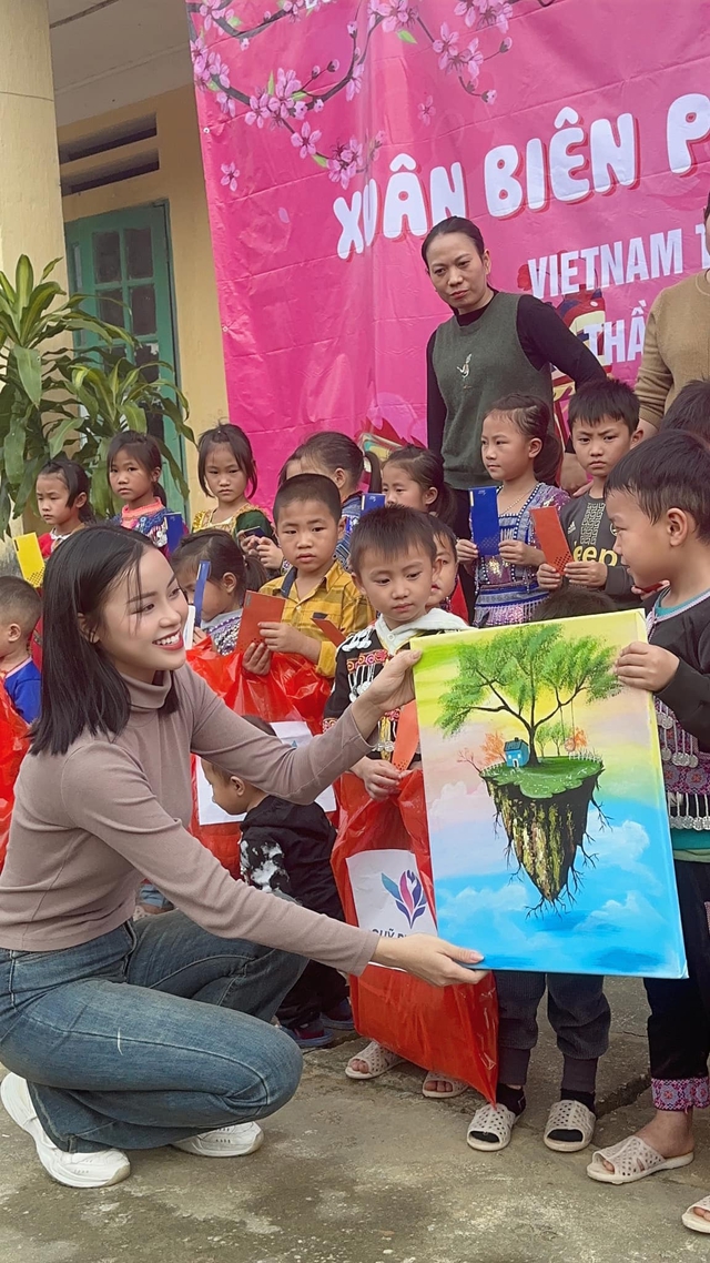 Á hậu Đào Hiền tự tay vẽ tranh dành tặng trẻ em vùng cao - Ảnh 3.
