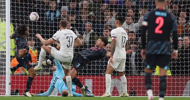 Man City loại Tottenham khỏi Cúp FA bằng bàn thắng gây tranh cãi - Ảnh 2.