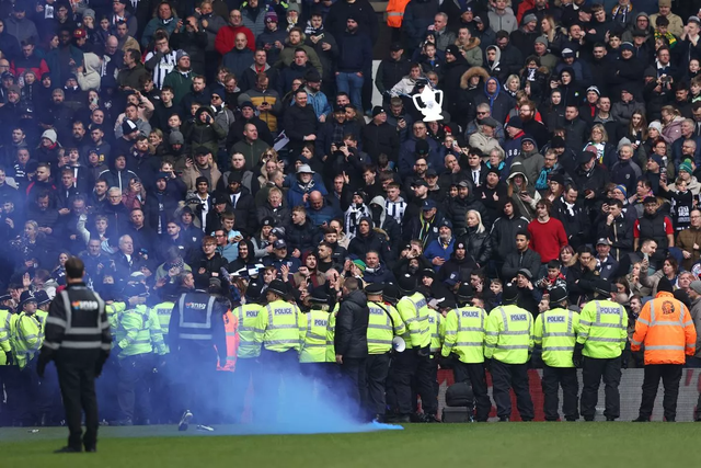 Bạo loạn ở FA Cup, cầu thủ phải giải cứu người thân - Ảnh 3.