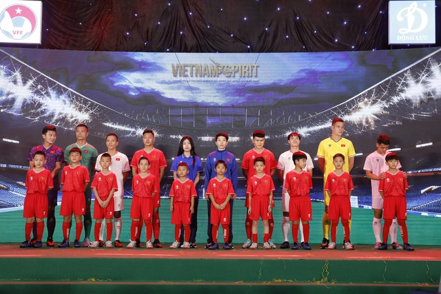 Ra mắt trang phục chính thức đội tuyển bóng đá quốc gia với thương hiệu Jogarbola - Ảnh 1.