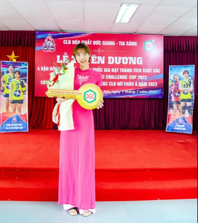 Hot girl cao nhất lịch sử bóng chuyền Việt Nam được phát hiện nhờ đi ăn cưới, được thưởng hẳn chung cư sau chức vô địch - Ảnh 3.