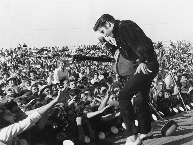 'Vua rock' Elvis Presley lần đầu tiên trình diễn trên sân khấu ở Anh nhờ công nghệ AI - Ảnh 5.
