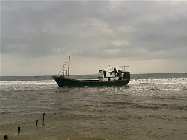 Phát hiện tàu không có người, trôi dạt vào bờ biển Quảng Trị - Ảnh 1.