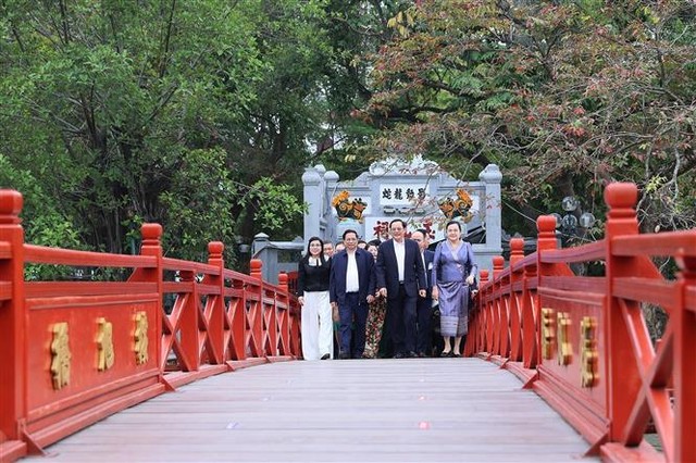 Thủ tướng Phạm Minh Chính cùng Thủ tướng Lào và hai Phu nhân thăm đền Ngọc Sơn - Ảnh 1.
