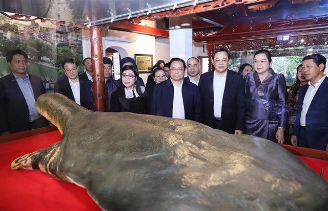 Thủ tướng Phạm Minh Chính cùng Thủ tướng Lào và hai Phu nhân thăm đền Ngọc Sơn - Ảnh 2.