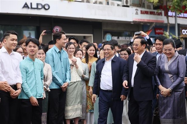 Thủ tướng Phạm Minh Chính cùng Thủ tướng Lào và hai Phu nhân thăm đền Ngọc Sơn - Ảnh 4.
