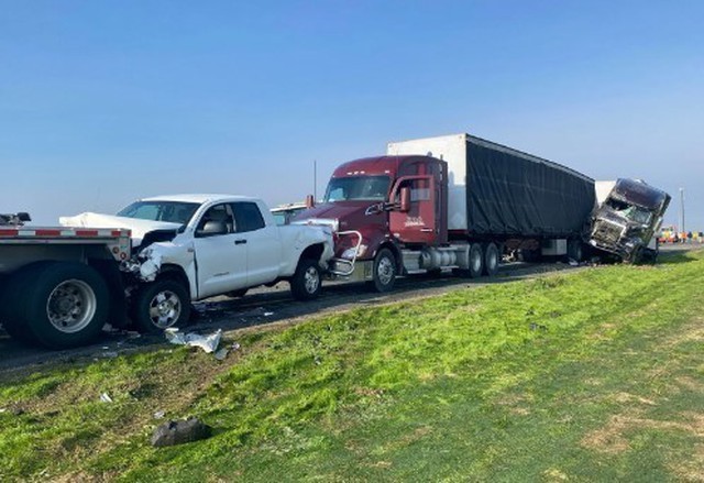 Mỹ: Tai nạn đâm xe liên hoàn làm 11 người thương vong tại California - Ảnh 1.