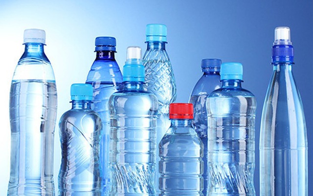 Nước đóng chai chứa hàng trăm nghìn mảnh nhựa, tiềm ẩn nguy cơ đối với sức khỏe con người - Ảnh 1.
