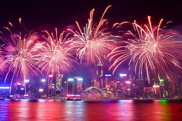 Tết Nguyên đán 2024: Gần 24.000 quả pháo hoa thắp sáng bầu trời Hong Kong (Trung Quốc) - Ảnh 1.