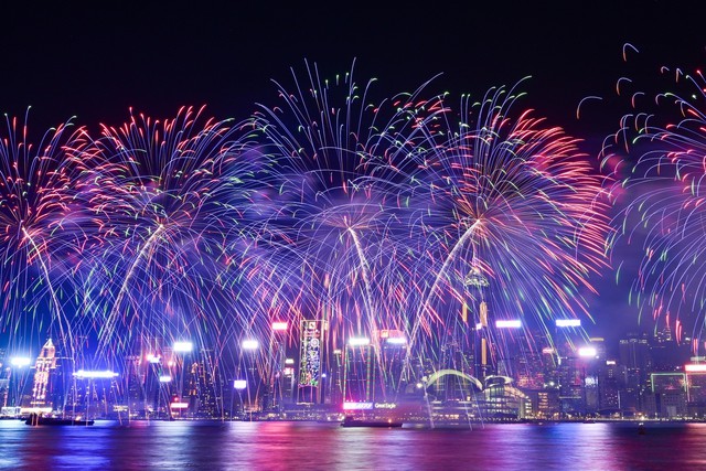 Tết Nguyên đán 2024: Gần 24.000 quả pháo hoa thắp sáng bầu trời Hong Kong (Trung Quốc) - Ảnh 3.