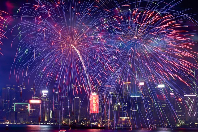 Tết Nguyên đán 2024: Gần 24.000 quả pháo hoa thắp sáng bầu trời Hong Kong (Trung Quốc) - Ảnh 6.