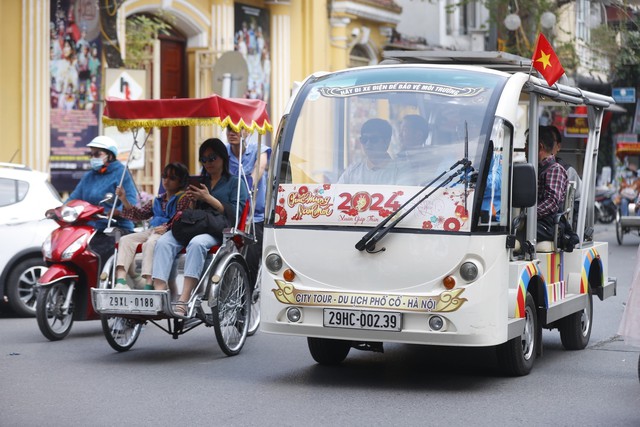 Khách quốc tế đến Hà Nội tăng cao trong dịp Tết nguyên đán Giáp Thìn 2024 - Ảnh 14.