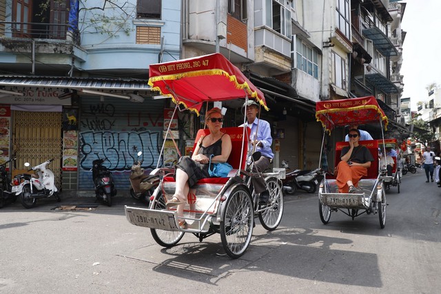 Khách quốc tế đến Hà Nội tăng cao trong dịp Tết nguyên đán Giáp Thìn 2024 - Ảnh 4.