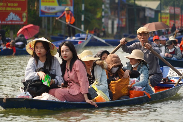 Sôi động không khí du Xuân tại các điểm di tích, vui chơi ở Hà Nội - Ảnh 7.