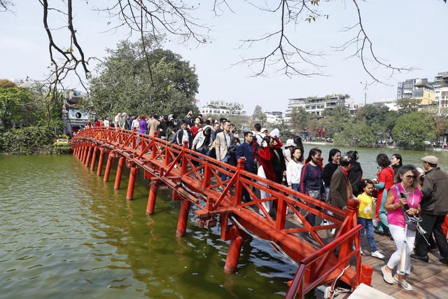 Khách quốc tế đến Hà Nội tăng cao trong dịp Tết nguyên đán Giáp Thìn 2024 - Ảnh 8.