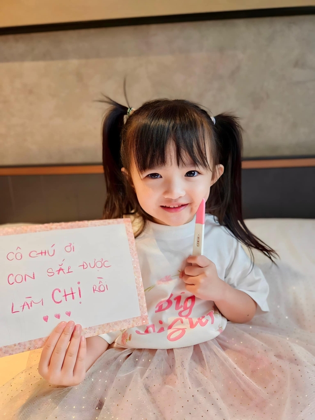 Sao Việt dịp Valentine: Đông Nhi khoe có bầu, Hương Giang ẩn ý có bạn trai  - Ảnh 1.