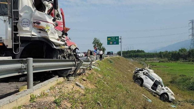 Khởi tố tài xế gây ra vụ tai nạn giao thông đặc biệt nghiêm trọng trên cao tốc Cam Lộ - La Sơn
