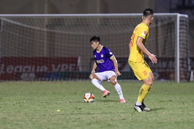 Hàng công V-League đáng báo động, HLV Troussier phải thăm Công Phượng - Ảnh 1.