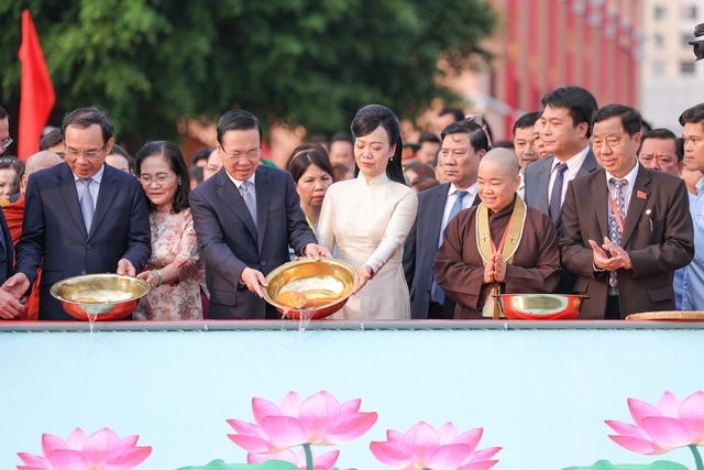 Chủ tịch nước Võ Văn Thưởng và Phu nhân cùng các kiều bào dâng hương, thả cá tại Bến Nhà Rồng - Ảnh 6.