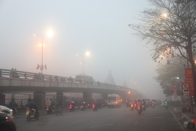 Hà Nội chìm trong sương mù dày đặc, chất lượng không khí ở ngưỡng rất xấu - Ảnh 3.