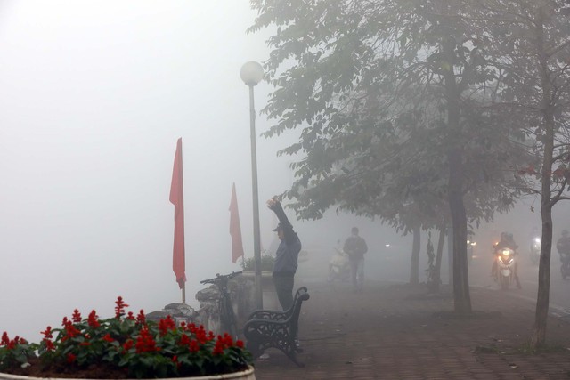 Hà Nội chìm trong sương mù dày đặc, chất lượng không khí ở ngưỡng rất xấu - Ảnh 2.