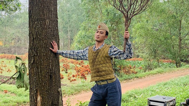 Doãn Quốc Đam tung loạt ảnh hậu trường phim 'Đào, Phở và Piano' khiến dân mạng cười nghiêng ngả