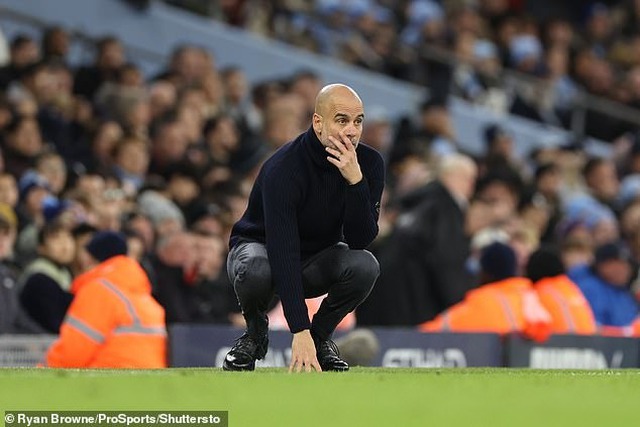 Guardiola ngồi sụp xuống sân, CĐV kêu trời vì cú đá phạt 'tệ nhất mọi thời đại' của sao Man City - Ảnh 3.