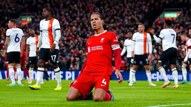 Liverpool ngược dòng bùng nổ trước Luton, tạo thêm khoảng cách với Man City ở Ngoại hạng Anh - Ảnh 2.