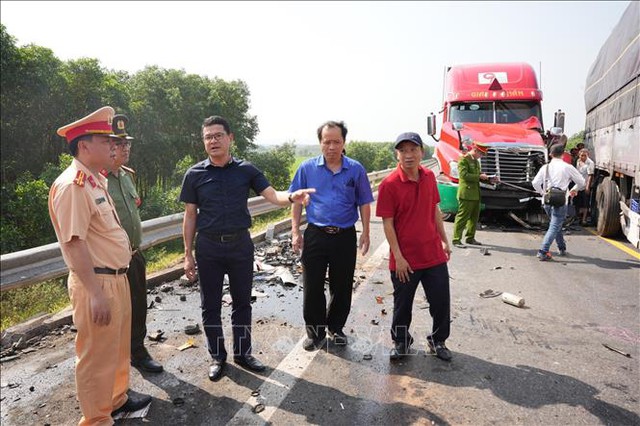 CSGT ghi hình xử phạt tài xế vượt ẩu trên đường cao tốc Cam Lộ - La Sơn - Ảnh 1.
