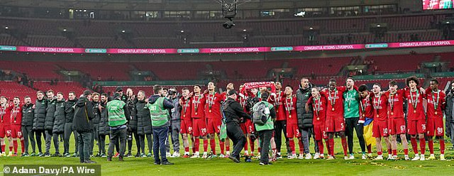 Klopp song ca cùng CĐV Liverpool trong lễ ăn mừng chức vô địch Carabao Cup - Ảnh 3.