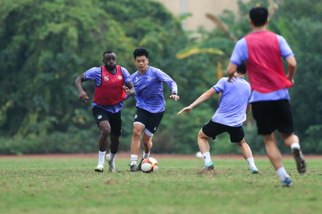 Tin nóng bóng đá Việt 29/2: Thể Công Viettel chia tay 3 ngoại binh, HLV Huỳnh Đức đặt kỳ vọng ở Tiến Linh - Ảnh 5.